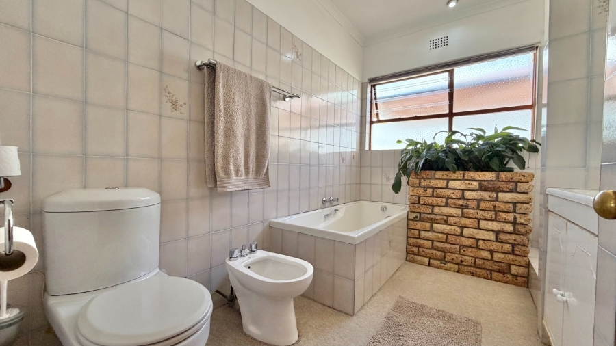 4 Bedroom Property for Sale in Mountainside Western Cape